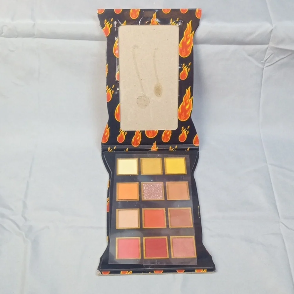 🥨🍒 Cheetos Flamin' Hot Eyeshadow Palette